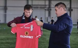 Рахмонов отримав подарунок від футбольного клубу з Казахстану