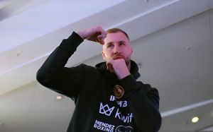 Отто Валлін пророкує дії Дерека Чісори в їхньому бою: "Я повинен бути розумним"