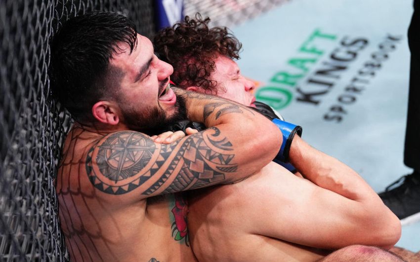 Ентоні Ернандес "задушив" Романа Копилова на UFC 298