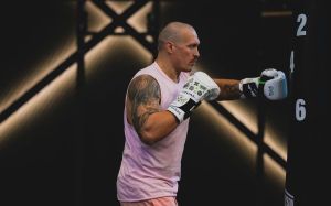 Олександр Усик розповів про свій перший автомобіль: "Це нехороша машина"