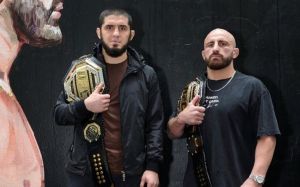 "Так не буває": Джон Маккарті не вірить в успіх Алекса Волкановскі в бою з Ісламом Махачевим