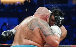Баходір Джалолов без блиску переміг Ігоря Шевадзуцького