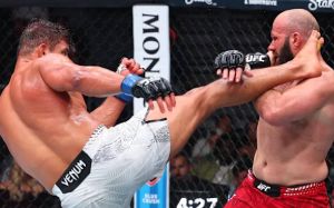Пауло Коста удострочив Азамата Мурзаканова на UFC 327