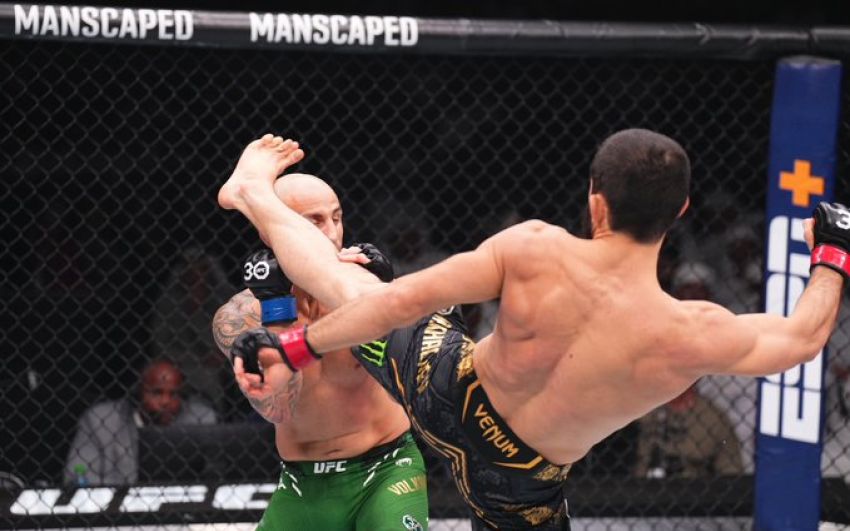 Іслам Махачев швидко знищив Олександра Волкановскі в реванші на UFC 294