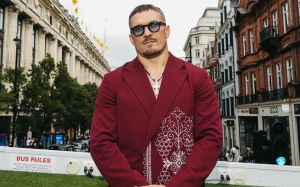 Френк Воррен відреагував на танець Усика після прохання відкласти бій із Паркером через травму спини