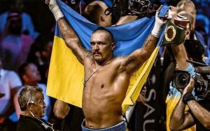 Усик обіцяє заїхати до Криму з українським прапором: відео