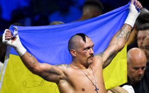 Олександр Усик привітав українців із Новим роком: "Ми в Євпаторії і чекаємо Збройні сили України"