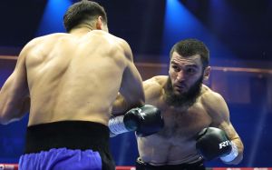 Відомий російський рефері оцінив рішення суддів у бою Бетербієв - Бівол