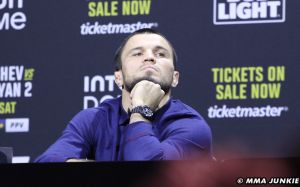 Тренер Шона О'Меллі поставив під сумнів травму Нурмагомедова перед боєм із Двалішвілі