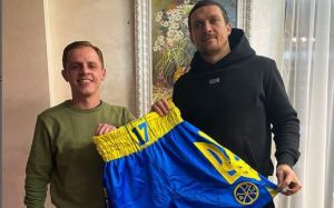 Усик виставив на аукціон шорти, в яких виграв перший чемпіонський пояс
