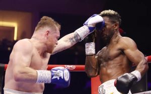 Сауль Альварес переміг Вільяма Скулла і став абсолютним чемпіоном світу