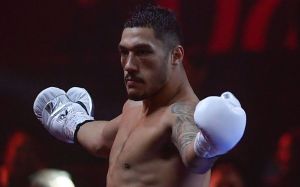 Дана Вайт погрожує IBF позовом після позбавлення Опетайї титулу