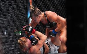 Кайла Гаррісон успішно дебютувала в UFC, "задушивши" Холлі Холм на UFC 300