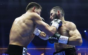Президент Top Rank - про перемогу Бетербієва над Біволом: "Якби бій тривав ще два раунди, то я не думаю, що Дмитро пішов би з рингу"
