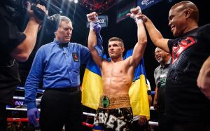 Сергій Дерев'янченко впевнено закрив поразку від Хайме Мунгії, перемігши Вона Александера