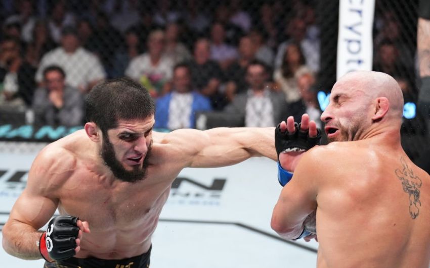 Іслам Махачев у напруженому бою переміг Алекса Волкановскі на UFC 284