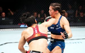 Вейлі Жанг впевнено захистила титул у бою з Тетяною Суарес на UFC 312