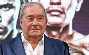 Промоутер Усика відреагував на жорсткі висловлювання Арума: "Наступили дідові на мозоль"