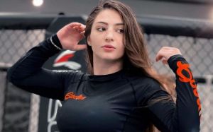 Екс-боєць UFC била на вулиці чоловіка за слово "чурка" на свою адресу