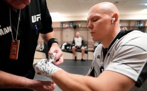 Гуськову сподобалися рукавички UFC: "Б'єш як голим кулаком"