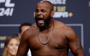 Хто поб'ється за тимчасовий титул напівлегкої ваги UFC - думка Корм'є