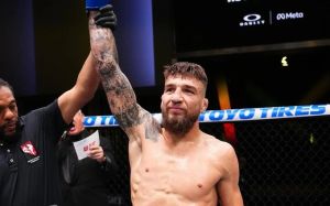 Ярослав Амосов засабмітив Хоеля Альвареса в другому раунді на UFC 328