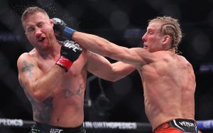 Джастін Гетжі переміг Педді Пімблетта в яскравій зарубі на UFC 324