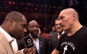 Олександр Усик - про поведінку Дюбуа після реваншу з Ф'юрі: "Я стояв і думав: "Забирайся звідси"