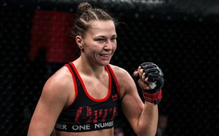 "Полизати ніжки, понюхати кросівки". Боєць UFC розповіла, що їй пишуть збоченці
