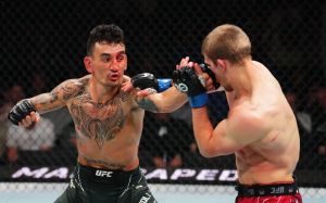 Макс Голловей у напруженому бою перебив Арнольда Аллена на UFC on ESPN 44