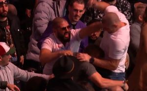 Ісраель Адесанья відреагував на штовханину Стрікленда і дю Плессі на UFC 296: "Мені це сподобалося"