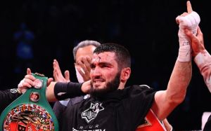 "Він може здавати всі раунди, а потім нокаутувати опонента". Асбаров відреагував на перемогу Бетербієва