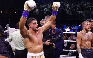 Карл Фремптон показав свою суддівську записку бою Томмі Ф'юрі - Джейк Пол