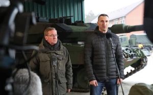 Кличко зустрівся з українськими військовими на полігоні в Німеччині