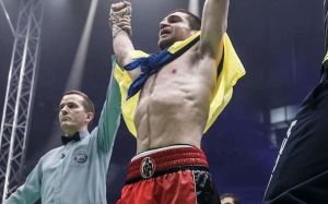 Чухаджян тренується до Енніса в залі, де через обстріли РФ немає світла і води