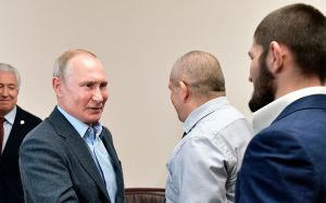 Хабіб Нурмагомедов пояснив високий рейтинг Путіна: "У Росії люди щасливі дуже маленьким речам"