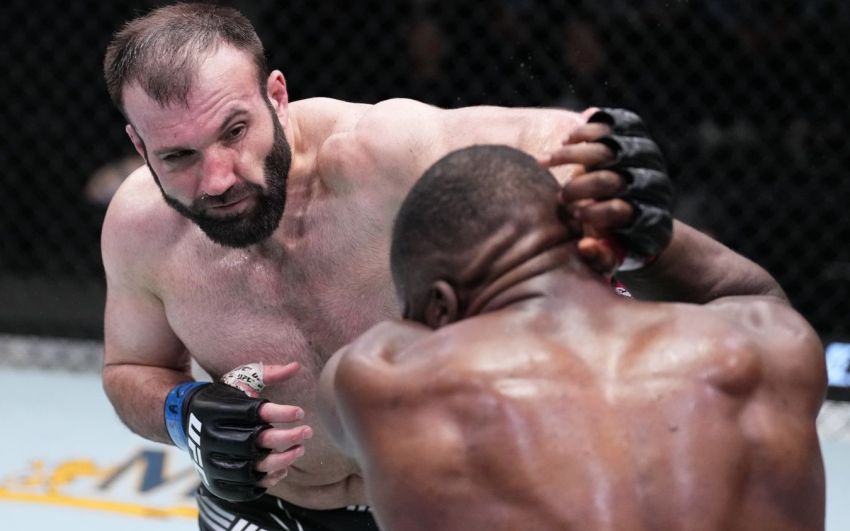 Азамат Мурзаканов поб'ється з експретендентом на титул UFC