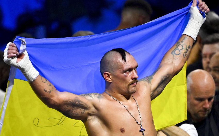 Олександр Усик привітав українців із Новим роком: "Ми в Євпаторії і чекаємо Збройні сили України"
