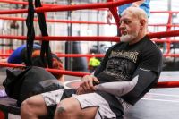 "Ні дня без спорту". Олександр Ємельяненко тренується в Дубаї