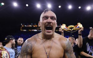 Олександр Усик: "Росіяни масово пишуть мені, що я повинен померти. Хворих людей потрібно лікувати"