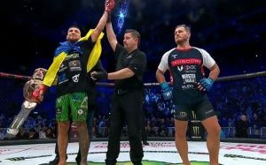 Ярослав Амосов у домінуючому стилі захистив титул Bellator у реванші проти Сторлі