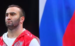 Єгор Мехонцев - про заклеєний російський прапор на екіпіровці Гассієва: "Зараз у світі відбувається низка безглуздостей"