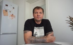 "Еліта, депутати, чемпіони світу". Лікар розповів, хто відвідує Ємельяненка під час реабілітації