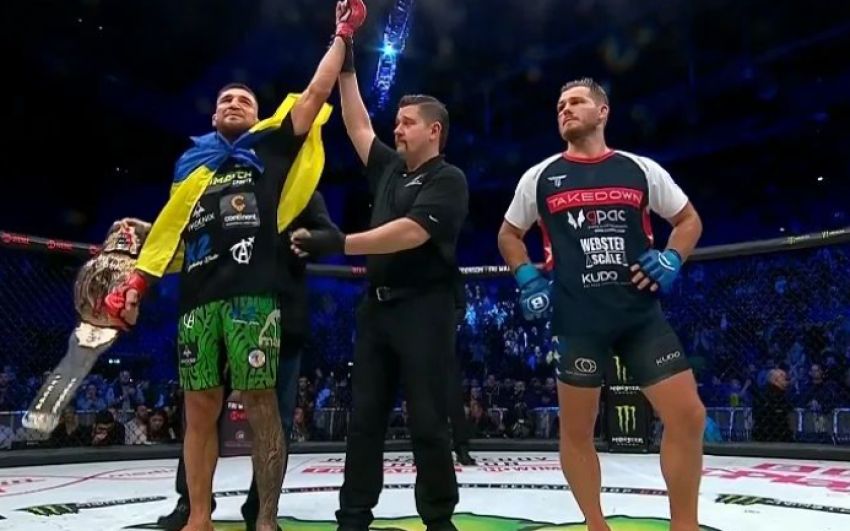 Ярослав Амосов у домінуючому стилі захистив титул Bellator у реванші проти Сторлі