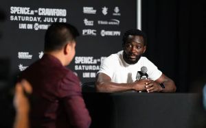 Генеральний директор Mayweather Promotions пояснив, чому Кроуфорду не варто розраховувати на бій із Цзю