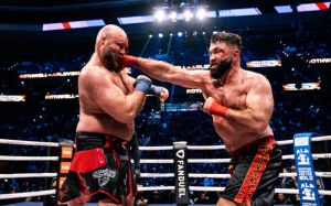 Андрій Орловський удострочив Бена Ротвелла на BKFC Knuckle Mania 6 і став чемпіоном BKFC у важкій вазі