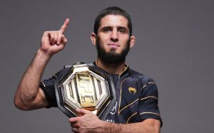 "UFC дає дублікат пояса". Махачев розповів про фотографії на дуелі поглядів