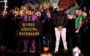 Олександр Усик прийшов на зважування перед боєм із Ф'юрі з плакатом на підтримку захисників "Азовсталі"