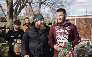 Рамзан Кадиров подарував Бетербієву автомобіль і присвоїв звання почесного громадянина Чечні: "Ми пишаємося тобою, наш брате"