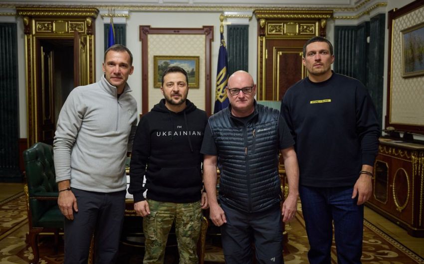 Олександр Усик зустрівся із Зеленським, щоб допомогти українським лікарям